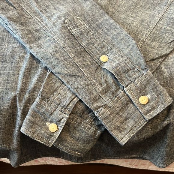 J.Crew Men’s Chambray cotton long sleeved shirt. Excellent like new condition. - Picture 4 of 4